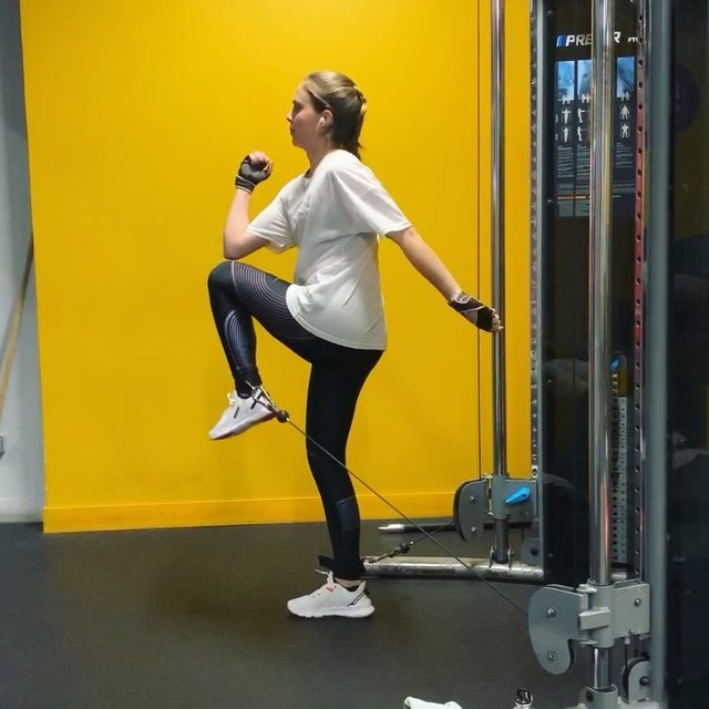 Nella Bee | Healthy Attitude’s Instagram profile post: “Core warm-up (with cables) ?  3 exercises to activate the core muscles using cables to add some resistance and focus deeper on the movement…” (127473)