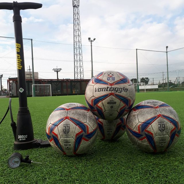 alegreed on Instagram: “alegreedでは定期的にボールの空気圧の点検をおこなっています⚽・パススピードなど練習の質の向上のためおこなっています?・・#alegreed#サッカースクール#ボール#空気圧#パススピード#練習の質” (128217)