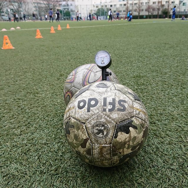 Syuto Samezu on Instagram: “2019/1/12(土) #フットサル #朝練 #空気圧 800mmバールは 入れすぎかな？  好みは600mmバールですが 仲間には不評なので 700にしています。  土曜日は人が多いです。  中学生 vs 小学生 で #サッカー していました。  #ダブルタッチ や…” (128219)