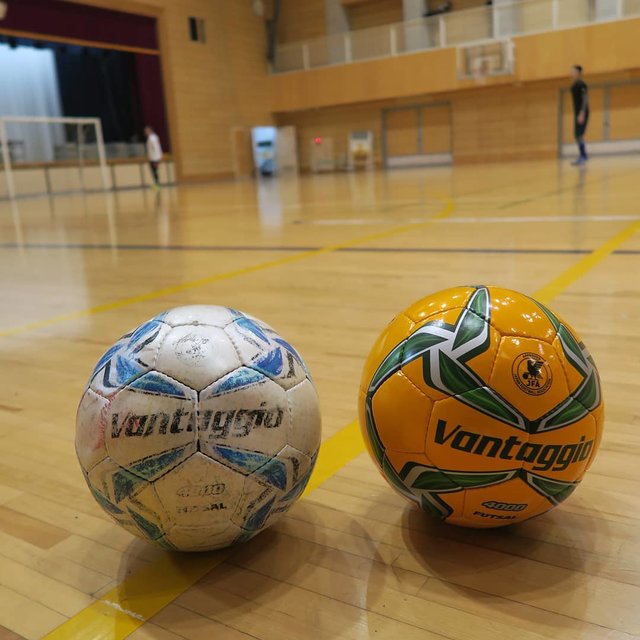 ユニクス on Instagram: “#newフットサルボール #vantaggio  8月に新調したばかりのフットサルボールがパンク?→左のボール  3ヵ月半の短命でした…??? ユニクスで利用しているボールの寿命がどんどん短くなっている?  新ボールもモルテン⚽→右のボール  #フットサルボール #今年2度目の…” (128220)