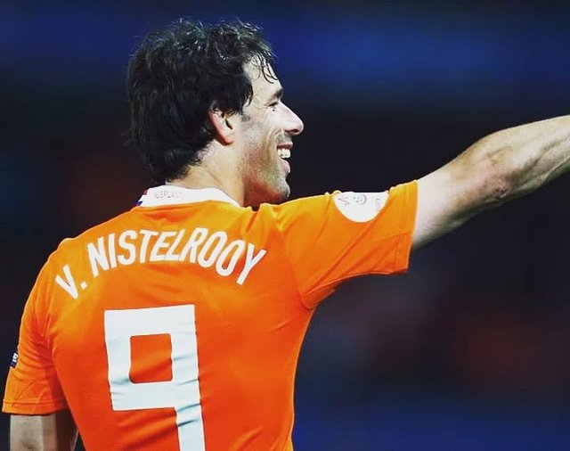 Futebol Europeu e Dados on Instagram: “JOGADOR ALEATÓRIO DO DIA ►Um monstro na arte de fazer gols. Pressão não existe. . Rutgerus 'Ruud' Johannes Martinus ??VAN NISTELROOY…” (128400)
