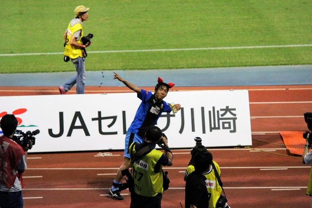 frontaleflie on Instagram: “懐かしい憲剛さんのボルトポーズ#frontale#kawasakifrontale#川崎フロンターレ#中村憲剛#14#川崎のバンディエラ#ボルトポーズ” (128411)