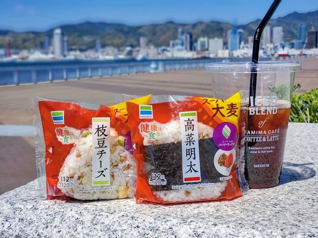 らた吉 on Instagram: “#ファミマ #おにぎり #コンビニおにぎり #神戸港  今日のお昼は、コンビニのおにぎり3個とアイス珈琲♥️ 無茶苦茶いい天気だったので❗港で海観ながら食べることにしました? 港に着くまでに新商品の…” (128514)