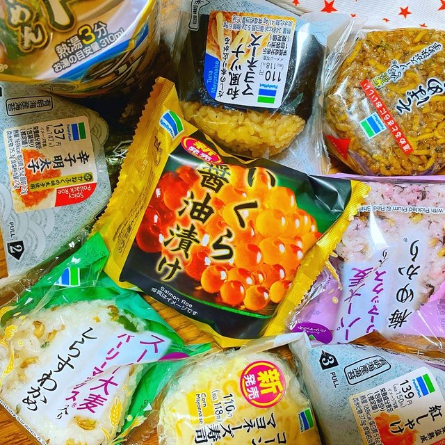 @yucco508’s Instagram profile post: “最近食べたもの… ・ ・ ➀#ファミマおにぎり100円セール #おにぎり100円セール#おにぎり100円 #コンビニおにぎり#米大好き#? ➁#アクマのアサバァ#チキンラーメン #インスタントラーメン#袋麺 ➂〜#閉店間際に#海鮮丼 義両親にも買って行ったら煮物貰った…” (128515)