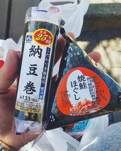 あいぷー☺??smile on Instagram: “春休み?１日目の木曜日、 初コンビニのおにぎりを?試してみようかな??と急におもいたち、トライ✊ ローソンの鮭おにぎりと納豆巻きで?  食物アレルギー重度のりくなので、コンビニのおにぎり?もコンタミネーション(混入)がこわくて今まで一回も食べさせたことがなかった?…” (128521)