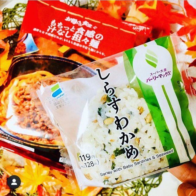 green_apple on Instagram: “. . 私の好きなコンビニおにぎり? ↓ . ファミリーマート スーパー大麦シリーズのおにぎり?です . familymart スーパー大麦使用おにぎり 「しらすわかめ」 . . 【特徴】 ●スーパー大麦しらすわかめ おにぎり? 税込128円 .…” (128522)