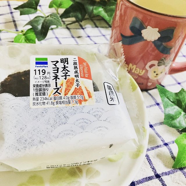 ぷぷ on Instagram: “☆わたしの好きなコンビニおにぎり☆﻿﻿ファミマの明太子マヨネーズが大好きです❤️﻿﻿ピリっと辛い明太子とマヨソースのバランスが﻿絶妙でおいしいー！！！﻿おにぎりと言ったら明太マヨだわ❤️﻿﻿いくらでも食べれちゃう?﻿﻿#コンビニおにぎり” (128523)