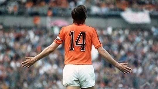 71 TOTAL SPO ch on Instagram: “>>> ・ ・ #サッカー#soccer#ヨーロッパサッカー#オランダ#netherlands#オランイェ#オランダ代表#ヨハンクライフ#バルセロナ#barcelona#レジェンド#ドリームチーム#バロンドール#クライフターン#トータルフットボール#14 ・…” (131345)