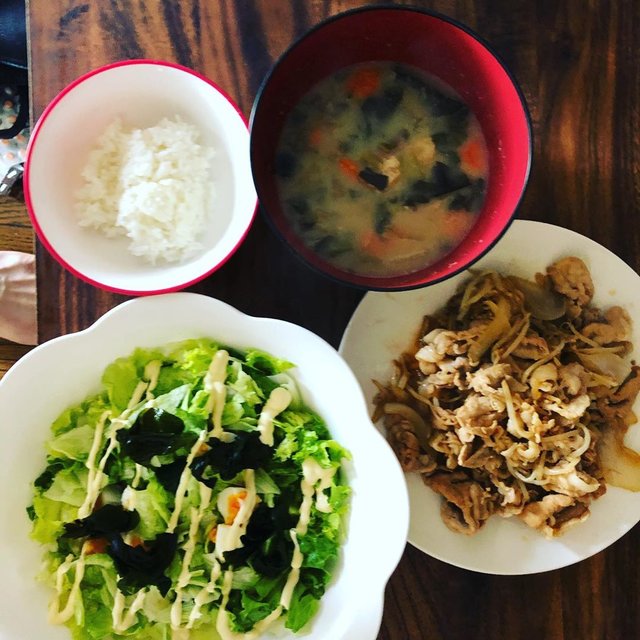 Ren on Instagram: “#昼食 #豚の焼肉炒め #玉ねぎ#もやし #豆乳味噌汁 #玉ねぎ#大根#人参#ほうれん草#ワカメ#厚揚げ#ベーコン#ウインナー #サラダ #グリーンカール#卵#ワカメ #白米 #ご飯記録用…” (132086)
