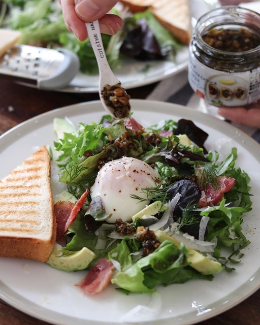 低糖質な生活_ロカボナッツ on Instagram: “朝食はサラダがメイン?﻿ お気に入りのロカボオリーブオイルソースナッツ入りをトッピング。﻿ ナッツのザクザク感とアンチョビのアクセントがgood?﻿ 一気にサラダが主役に。??✨﻿ 栄養も取れて、ナッツの食感で満腹感もあって大満足〜！そして味も抜群に美味しい??﻿ ﻿…” (132136)
