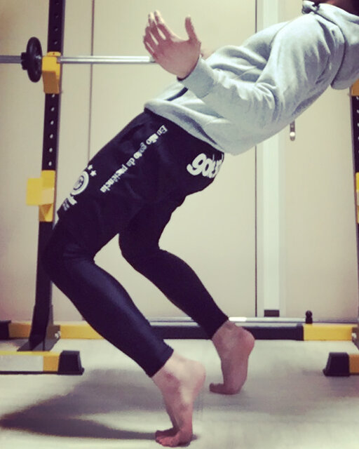 萩原智之 on Instagram: “シシースクワットをする時って、正しい手のポジションはコレだと思うんです。 時を止めたくなってしまうんです。 こんな事しているから女性のフォロワー増えないんです。 女性専門のトレーニング指導しているのに。…” (132360)