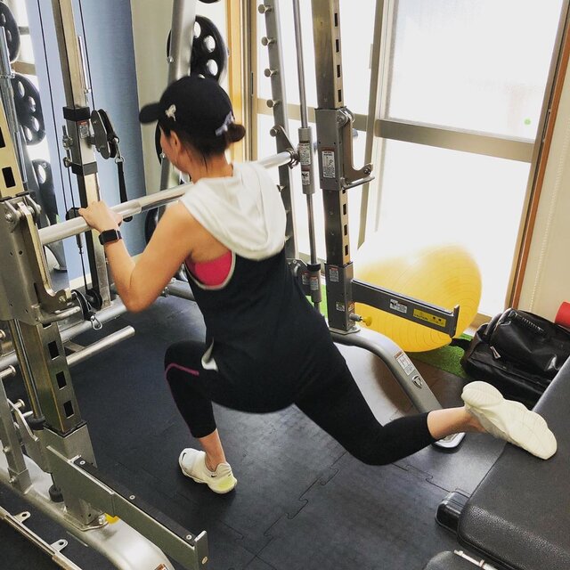 ☆TaKa Body Lab.☆ on Instagram: “メンバー様のトレーニング風景?  種目はブルガリアンスクワット!!! 日常生活のパフォーマンスアップも期待できます(^^) ヒップアップや脚やせにも効果抜群です? 女性にもおすすめです！ #パーソナルトレーナー #パーソナルトレーニング #ブルガリアンスクワット #筋トレ…” (133715)