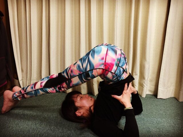 Kumi on Instagram: “こうやっていると気持ちいいのでお試しあれ?‍♀️ ・ 鋤のポーズの途中です?‍♀️ 血液、リンパの流れが良くなるので、むくんでしまった時に効果的です? ・ ちなみに私は肩周りがかたいので、手を離した後に手と手を組むことができません? 手と手が合わさる気配もありません? 日々精進…” (134352)