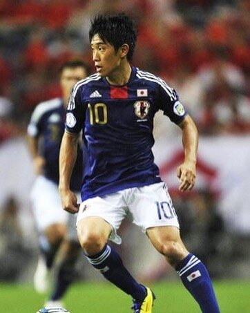 100人フットサルへ〜Regend Futsal〜 on Instagram: “【歴代日本代表全員使ってW杯に臨むならどんな23名でいくか企画】  12人目 香川真司  初期ドルトムント時代は マジ凄かった！あの時は世界でも 有数のセカンドストライカーって 感じやった。小気味いいクイックネス でどんどんエリア内に侵入して 点をとっていく。連携でガンガン…” (134455)