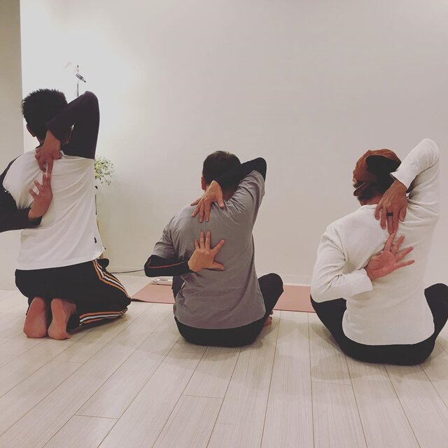 Verma Surya on Instagram: “自分を観察?.できない！を知るところから始まる^_^.胸を張って牛面のポーズ！.#vermasurya #牛面のポーズ#二の腕シェイプアップ#肩こり改善 maiko” (134686)