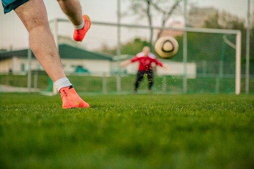 アウトサイドキックの蹴り方の基本と3つのコツ【サッカー上達ガイド】