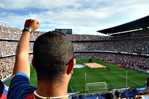 サッカー観戦するときの服装とは？夏・冬で全然違うポイントとは？