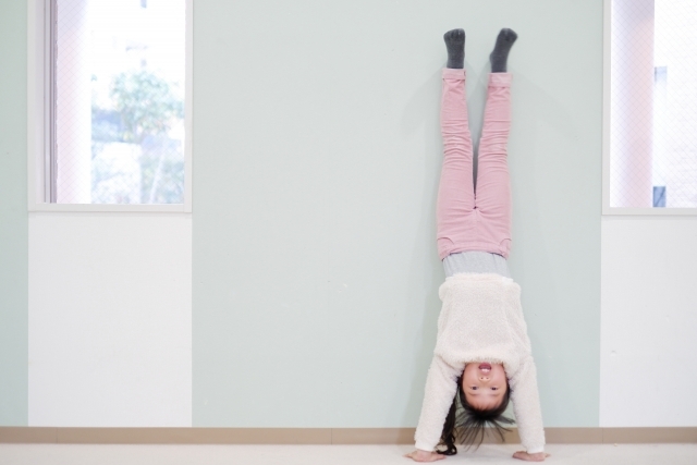 壁倒立のコツとは？子供が逆立ちを簡単にできるようになる練習方法を解説！