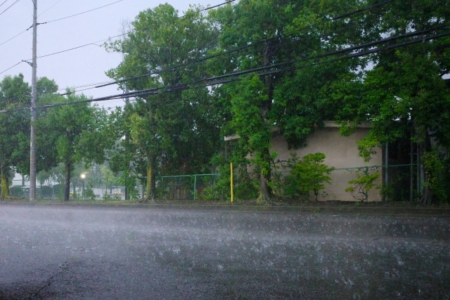 降水量100mmはどのくらい？1時間1mm〜100mmの雨量が日常生活に与える影響とは？